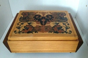 Antigua CAJA DE CIGARRILLOS DE MÚSICA ITALIANA CON INCRUSTACIONES DE MADERA con movimiento suizo 7,5" - Imagen 1 de 11