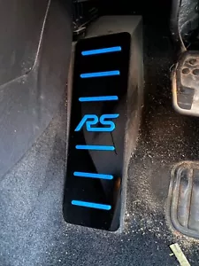 Placa de pedal muerto Mk3/3.5 Focus RS - negro alto brillo/acrílico azul claro - Imagen 1 de 9