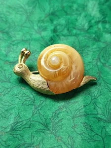 Vintage Fuller Brushed Gold Tone Swirled Jelly Belly Lucite Snail Pin/Brooch - Picture 1 of 3