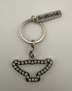 Llavero SeaWorld aleta de ballena esmalte tono plata con pedrería - Imagen 1 de 9