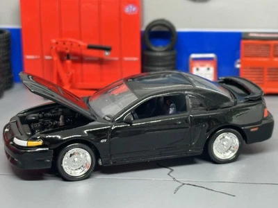 1999 - 2004 年福特野马 GT 黑色开口罩 1/64 比例立体模型 — 第 1/4 张图片