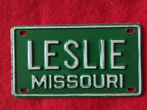 Matrícula de aluminio verde de colección década de 1960 LESLIE Missouri nombre de niña bicicleta scooter - Imagen 1 de 2