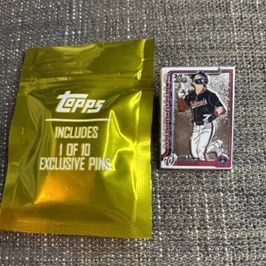 Prendedor de tarjetas coleccionables esmaltado Super Box Dylan Crews serie 1 Topps 2025 - Imagen 1 de 3