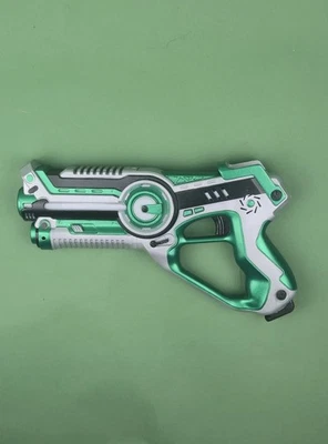 Pistola bláster de ciencia ficción iluminada ruidosa negra verde y plateada disfraz arma utilería Foto 1 de 4
