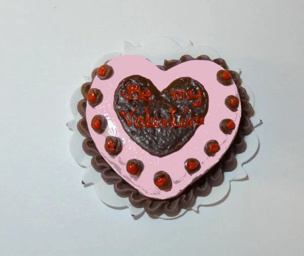 Pastel de corazón de San Valentín de chocolate rosa artesanal para panadería en miniatura para casa de muñecas Foto 1 de 1