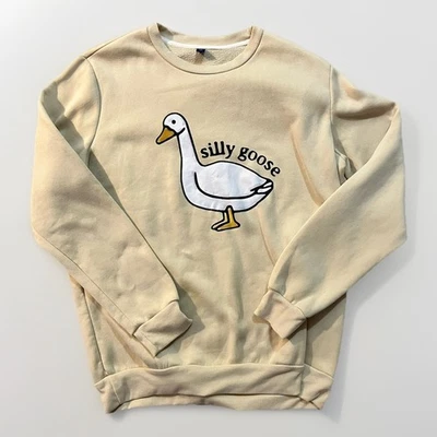 Sudadera Pullover Gráfica Beige “Silly Goose” Dibujos Animados Pato Unisex Acogedora Foto 1 de 4