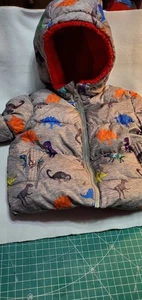 Abrigo Swiss Tech Dinosaurio Puffer Gris Rojo Colorido Cálido Invierno Chaqueta con Capucha 12M - Imagen 1 de 12