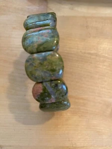Beautiful Vintage Green tone stretch gemstone  Bracelet - Picture 1 of 3