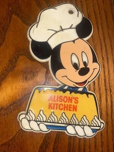 Magnete Topolino Disney Chef vintage anni '70 (CUCINA DI ALISON) raro 5"" giallo - Foto 1 di 5