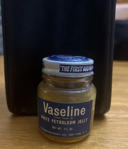 Tarro de vidrio de vaselina blanca vintage con tapa de estaño 13/4 oz - Imagen 1 de 6