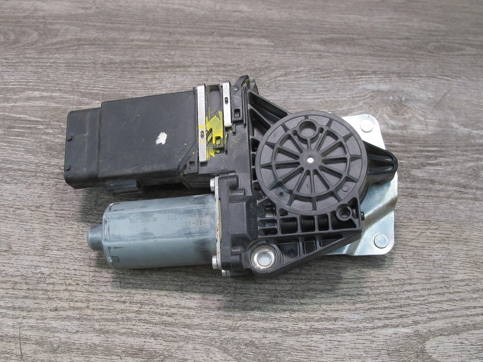 05-13 CHEVROLET CORVETTE C6 RIGHT DOOR WINDOW REGULATOR MOTOR 0130821966 OEM - Image 1 of 4