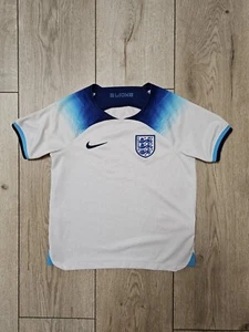MAGLIA CALCIO HOME ENGLAND 2022 2023 MAGLIA CALCIO RAGAZZI 5-6 ANNI 110-116 c... - Foto 1 di 7