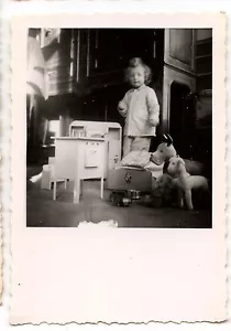 Enfant avec ses jouets cuisinière peluche - photo ancienne an. 1950 - Imagen 1 de 1
