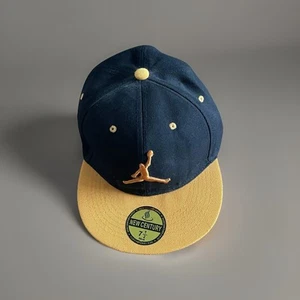 Jordan Bordado Emblema Nuevo Century Fifty Sombrero Ajustado Amarillo Negro 7 1/2~7 3/4 - Imagen 1 de 6