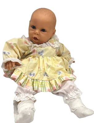 "Muñeco bebé Berenguer de colección 19"" cuerpo de tela suave amarillo floral vestido calcetines ojos azules" Foto 1 de 4