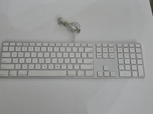 Genuine Apple A1243 Wired Mac Standard USB Keyboard w/ Numeric Keypad , Good - Picture 1 of 6