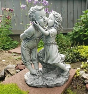 Statua da giardino 18"x 12" ragazza che si bacia ragazzo scultura in resina statuina da esterno CARINA! - Foto 1 di 11