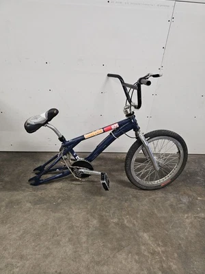 Quadro de bicicleta Diamond BMX dos anos 2000 com alguns extras do mercado de peças substitutas  - Imagem 1 de 4