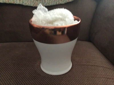 ваза белая с золотой отделкой из съедобной композиции; - Изображение 1 из 2