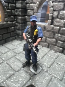 MODEL Railway Figure OO Gauge ARMED POLICE OFFICER and BACKPACK Hand Painted - Picture 1 of 7