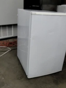 GE General Electric Manual Defrost 5.0 Cu. Ft. Upright Freezer FUM5SAARWH TESTED - Picture 1 of 12