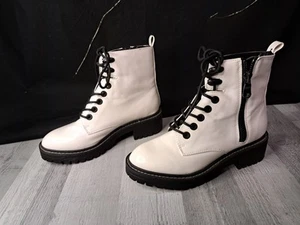 stiefeletten Gr. 38 in weiß mit schwarzer Sohle und schwarzen Schuhriemen - Bild 1 von 3