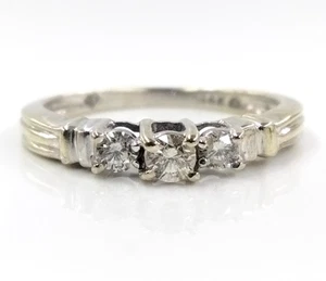 Anillo de compromiso de oro blanco de 14K con 3 diamantes de corte redondo talla 7 circonita - Imagen 1 de 6