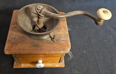 Molinillo de café antiguo de madera y metal con cajón de 7" de alto por 6,5" de ancho por 6" de profundidad Foto 1 de 4