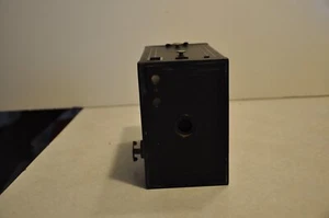 Antigua cámara Eastman Kodak CO. No.2A Brownie Modelo C Caja Metal Negra Rochester - Imagen 1 de 9