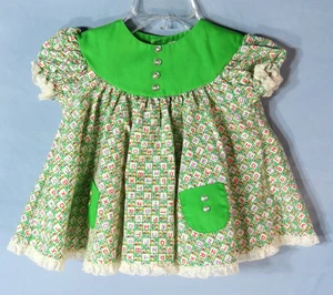 Vestido Bryan De Colección IMPRESIÓN DE BLOQUES DEL ALFABETO VERDE Borde de Encaje con Panty Forrado de Plástico 3-6M - Imagen 1 de 11