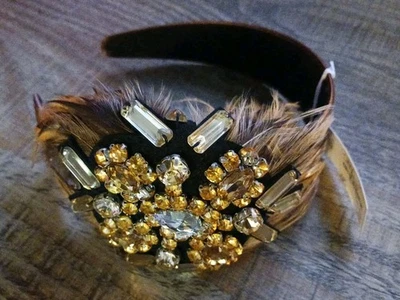 NUEVO CON ETIQUETAS Encantadora Diadema Charlie Pluma Piedras Preciosas Chocolate Marrón Ámbar Satinado Foto 1 de 4