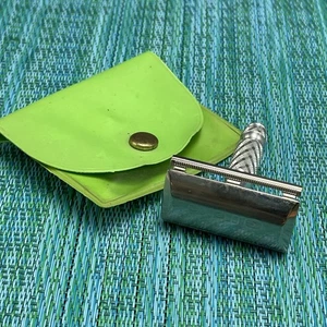 Vintage 1973 Gillette Short Travel Safety Razor 3 Piece w Green Plastic Pouch T2 - Picture 1 of 8
