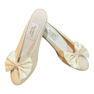 Sandalias sin cordones Victoria Secret vintage 6 crema satinado lazo tobogán ropa para dormir interior Foto 1 de 4