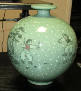 SMALL CELADON GREEN GLAZED CERAMIC POTTERY KOREAN FIGHTERS VASE SIGNED BY MAKER - Picture 1 of 10