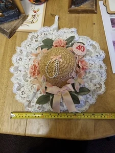 VINTAGE 1993 4OTH WEDDING ANNIVERSARY BIRTHDAY FLOWERS LACE HAT FOR WALL HANGING - Picture 1 of 19