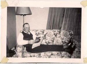 Weste & Krawatte Mann liegend auf Couch vertieft in Zeitschrift Vintage 1940er Foto - Bild 1 von 1