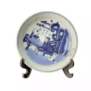 A blue and white dish decorated with scholar figure offering prayers - Picture 1 of 5