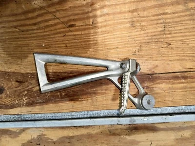 SOPORTES ESTRIBERAS TRASERAS YAMAHA YZF OEM para 03-05 R6 y 06-09 R6S Foto 1 de 4