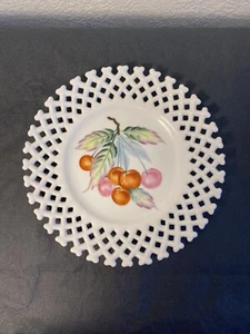 Piatto da appendere vintage LEFTON 8"" decorativo dipinto a mano ciliegie bordo reticolo - Foto 1 di 5