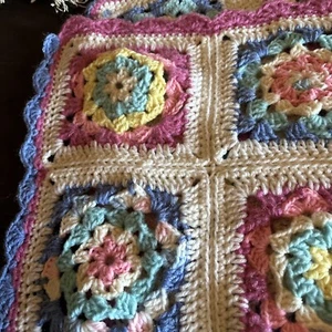 NEU Handgehäkelte Baby Empfangsdecke Pastellfarben 27"x 22" Santa Fe NM - Bild 1 von 12