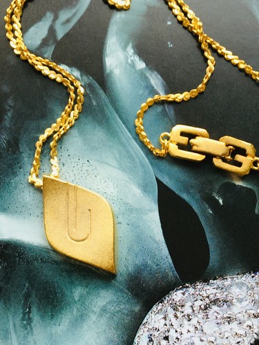 Ciondolo Vintage Givenchy Modernist G in oro opaco datato 1980