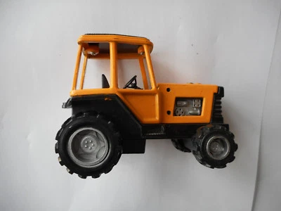 tracteur jaune engin agricole ferme travaux champs agriculture cabine - Photo 1/3