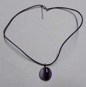 Colgante de acrílico estilo arte en vidrio vintage en collar de vinilo negro de 18 3/4" - Imagen 1 de 4