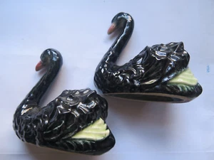 BLACK SWAN SALT & PEPPER AUSTRALIAN POTTERY DARBYSHIRE PERTH WESTERN AUST c1950 - Picture 1 of 10