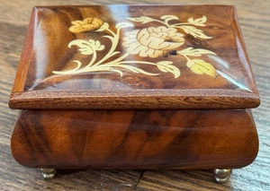 BELLISSIMA MARIORITA Portagioie in Legno Intarsiato Fiori Piedi in Ottone, MADE IN CAPRI - Foto 1 di 5