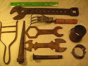 Lot of VINTAGE TOOLS Wrenches CULTIVATOR Fairmount Cle (Punch NOT incl) [Y124] - Picture 1 of 6