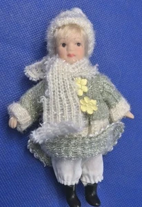 Muñeca miniatura de porcelana con abrigo sombrero pantalones bufanda botas 5,5" - Imagen 1 de 6