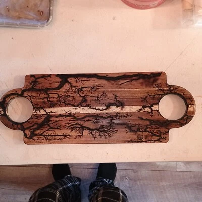 Bandeja para servir tabla de charcutería de madera quemada fractal artesanal con asas dobles Foto 1 de 2