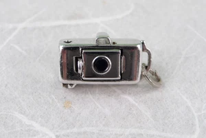 VINTAGE BEAU STERLING SILVER CAMERA CHARM with POP OUT LENS 3/4" x 3/8", 3.4 Grm - Picture 1 of 4