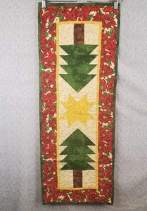 Corredor de mesa de Navidad acolchado pinos vacaciones flores de pascua 14x38 pulgadas - Imagen 1 de 5